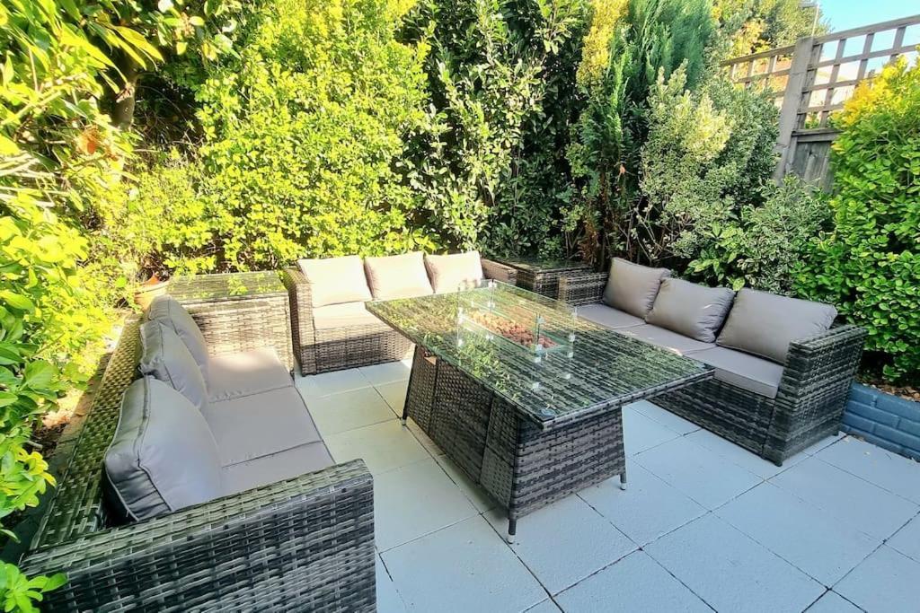 3 Bed With Cinema, F1 Racing Sim, 1 Gb Internet, Bbq, Garden, 20 Mins London, Parking, Ev Port, Metro 5 Mins Walk * London