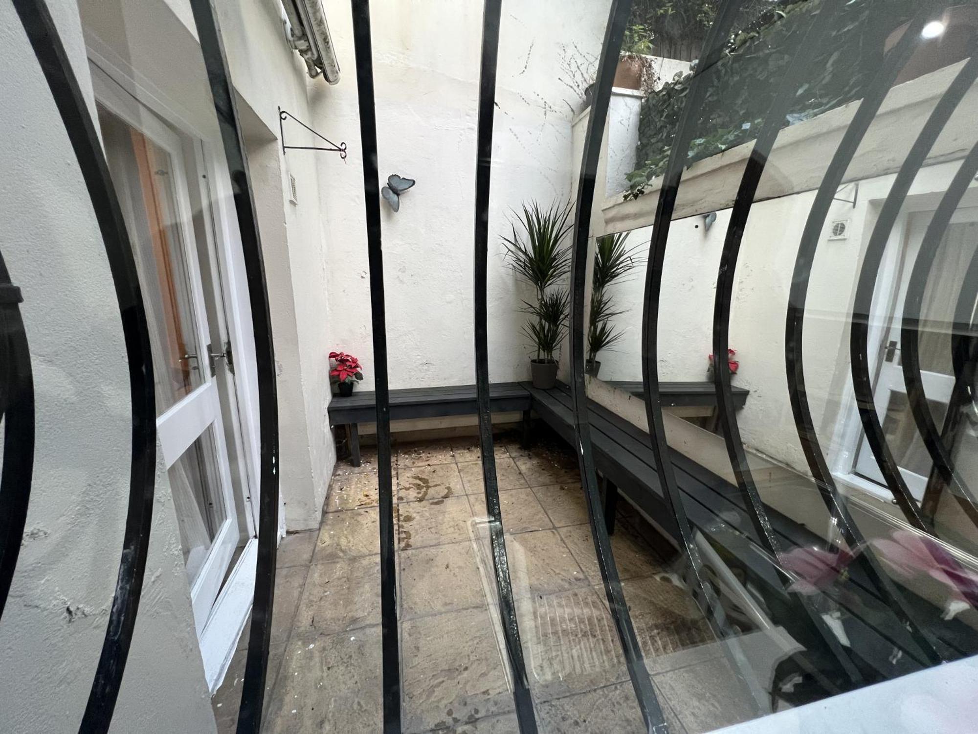 Stylish Entire With Private Garden In Camden, Londen