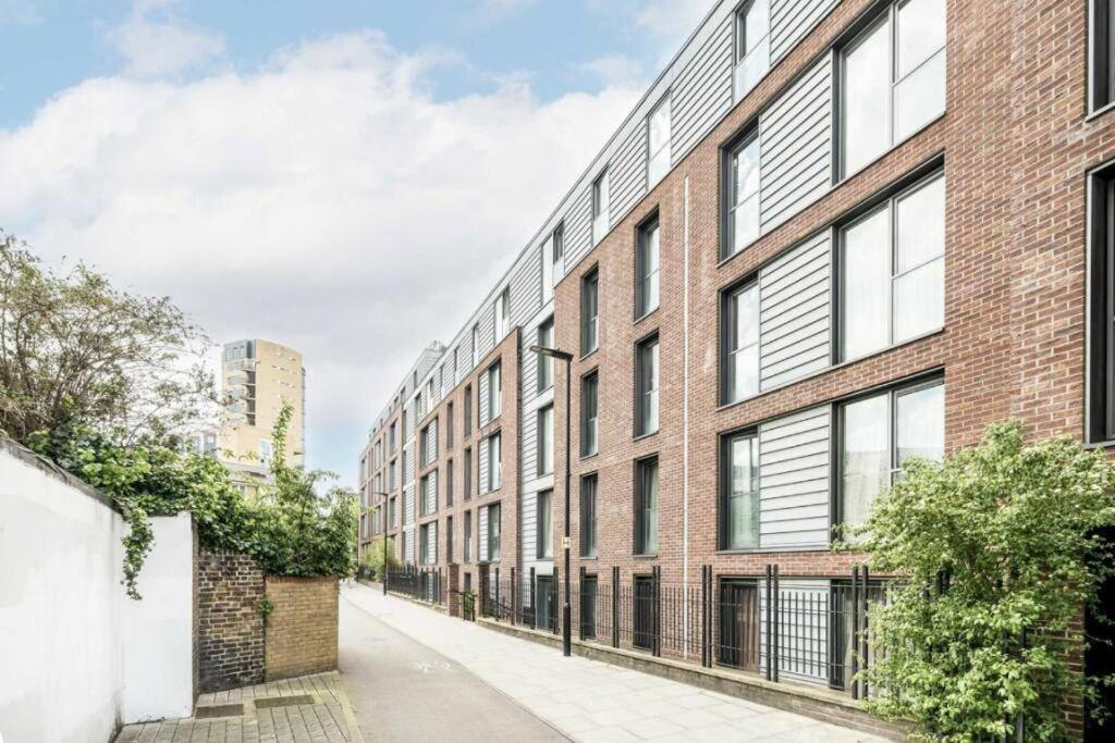 Spacious Three Bedroom Apartment London