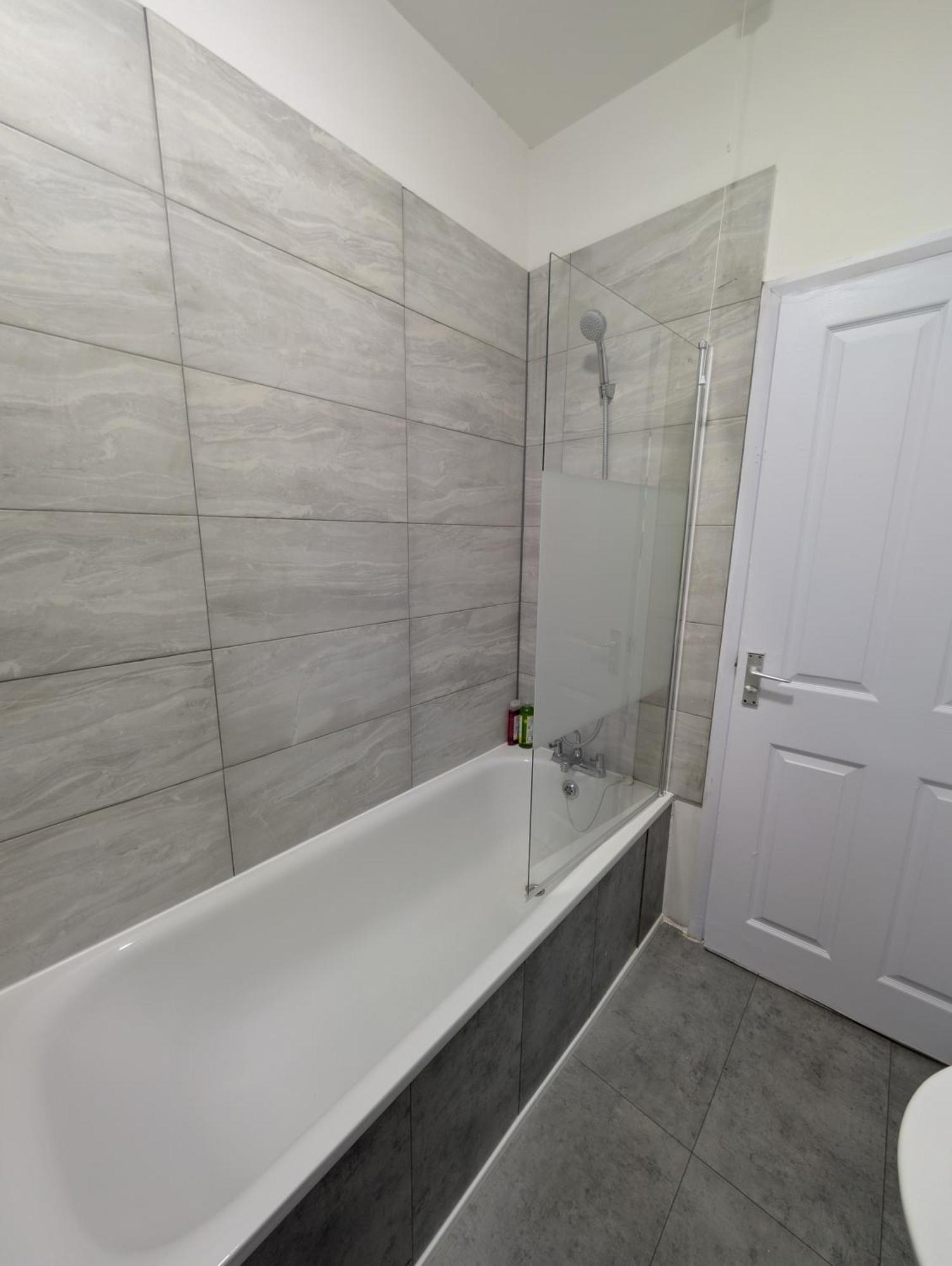 3 Bedroom With Garden Near Tube Station Apartment London