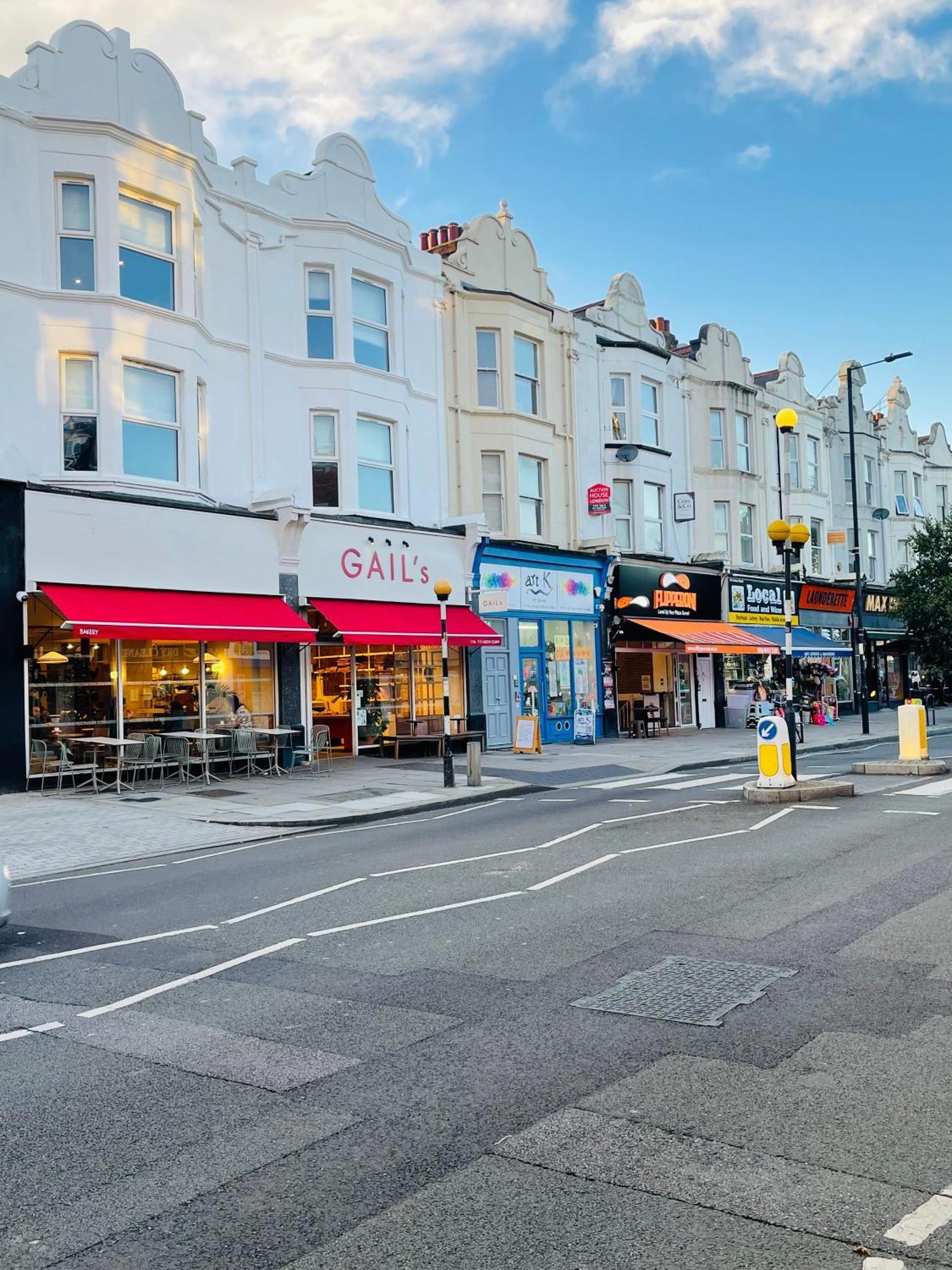 Fully Furnished Duplex In Askew Road London