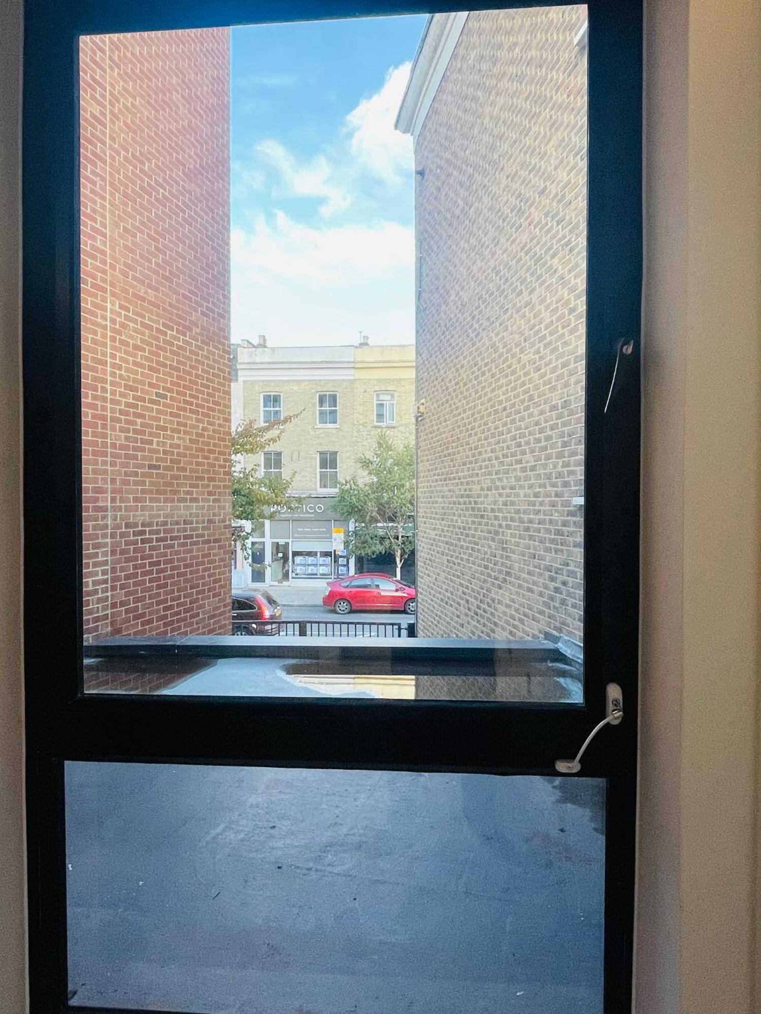 Apartment Fully Furnished Duplex In Askew Road London