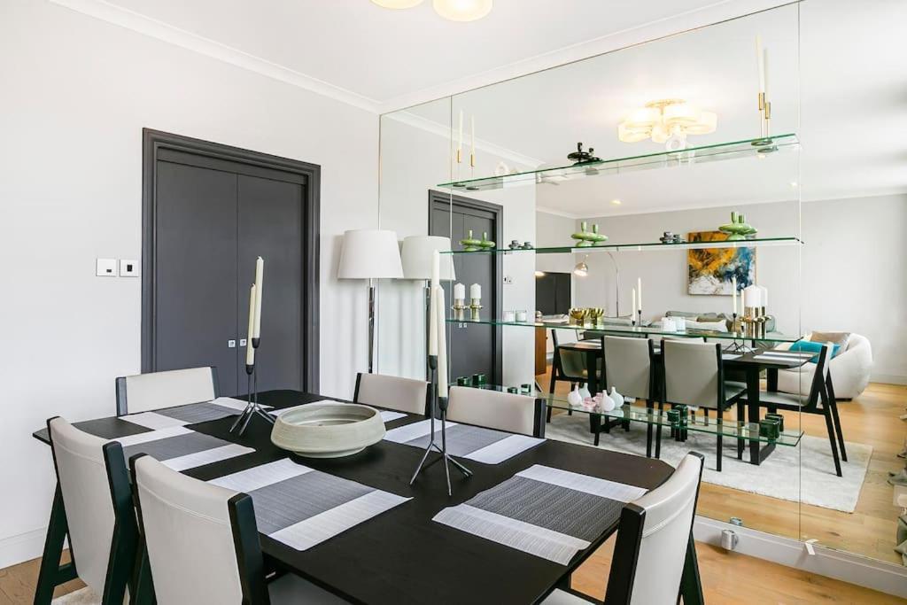 Penthouse Overlooking Hyde Park Apartment *