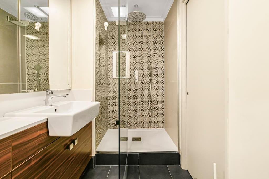 Penthouse Overlooking Hyde Park Apartment London