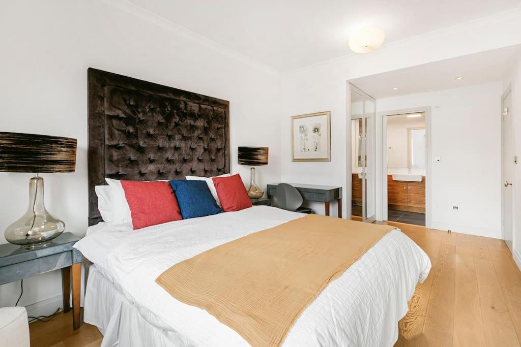 Penthouse Overlooking Hyde Park Apartment