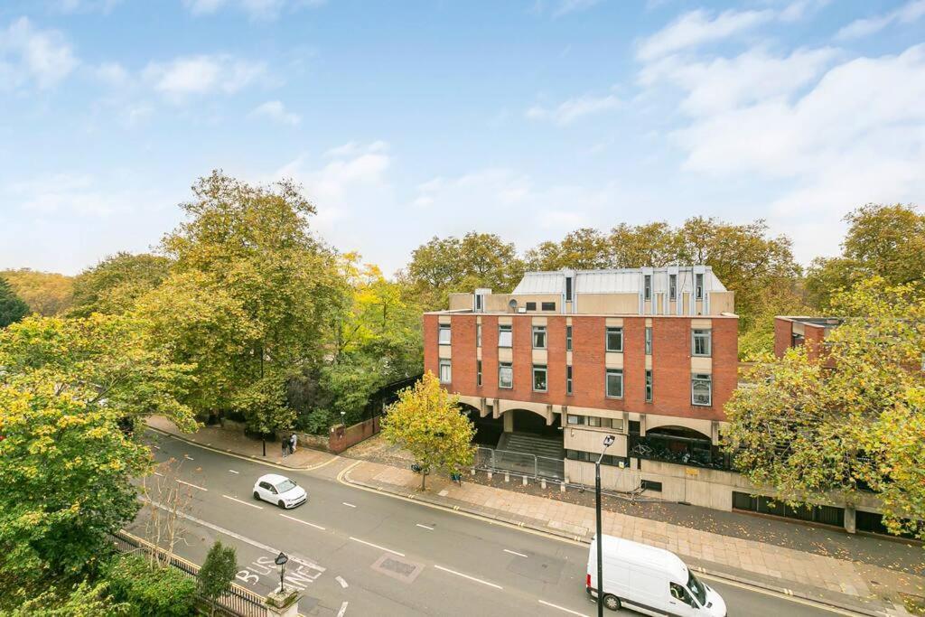 Penthouse Overlooking Hyde Park Apartment *