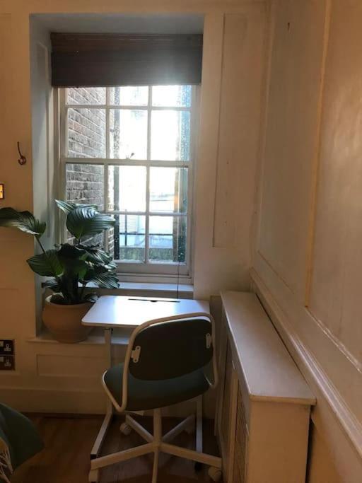 Authentic 3 Bed Historic House Soho, Apartment