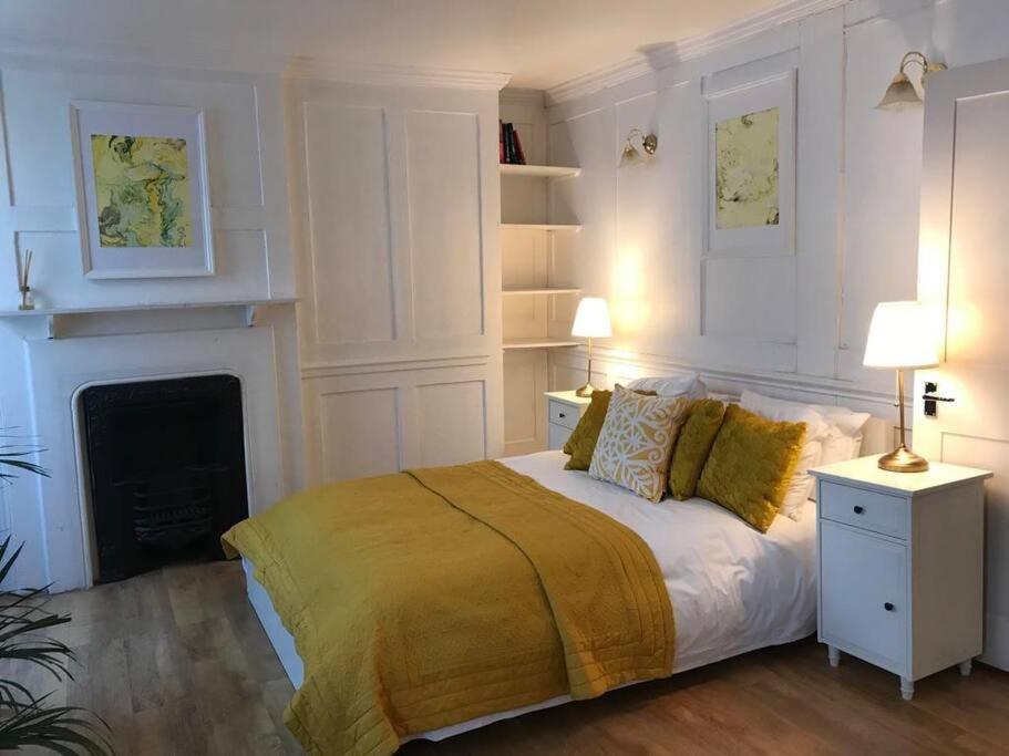 Authentic 3 Bed Historic House Soho, Apartment *