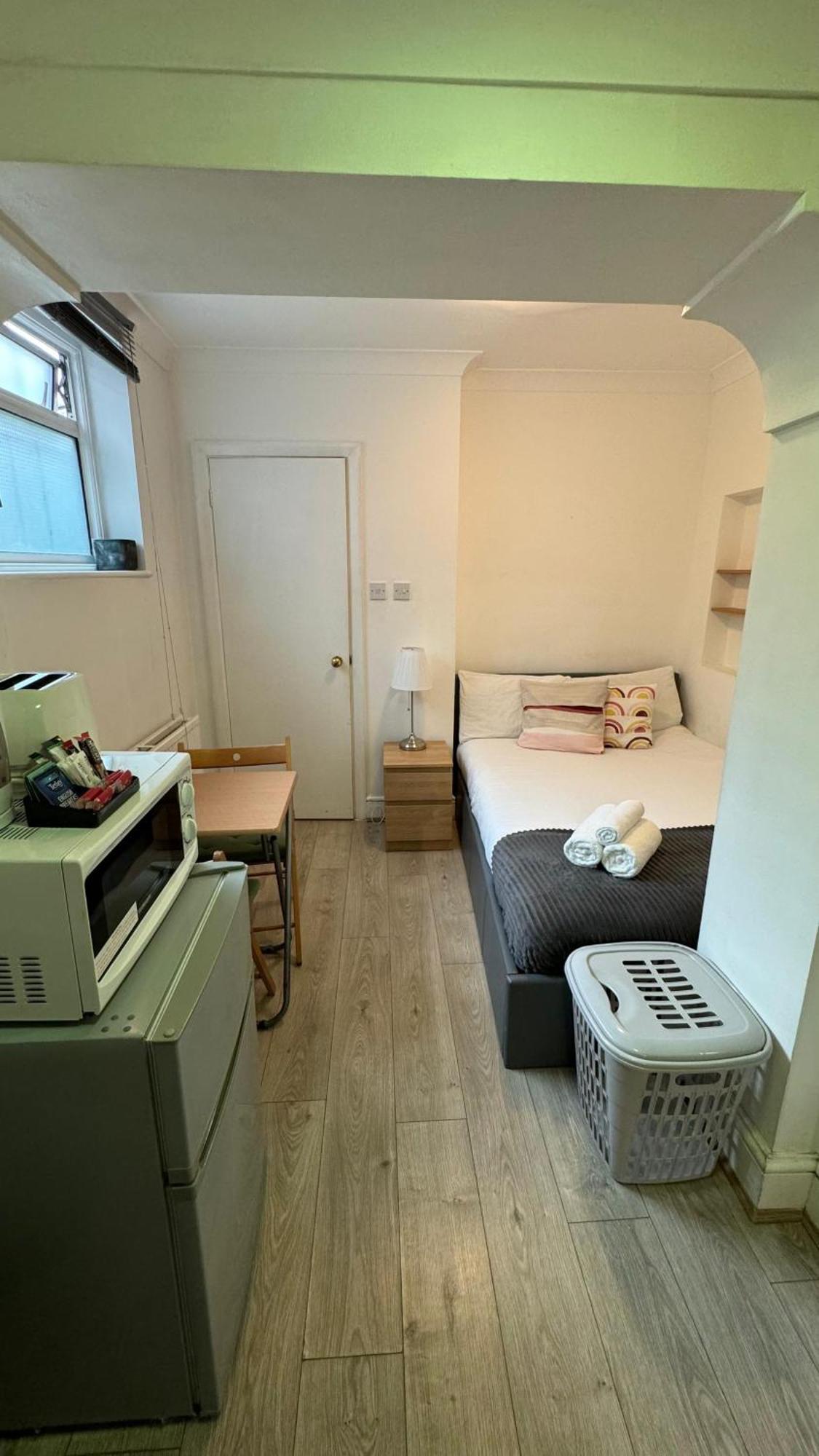 Apartment En-suite Near Everything. Shepherd's Bush - *