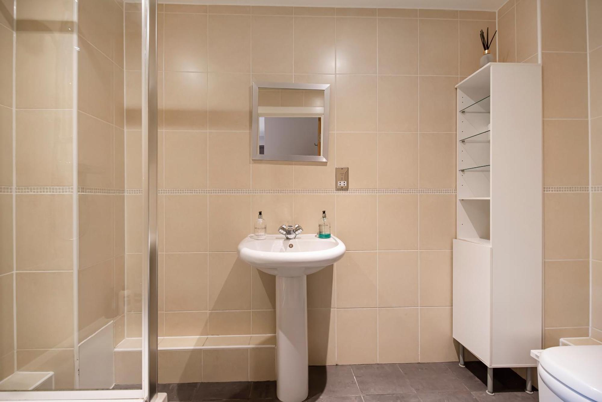 Modern 2 Bedroom 2 Bath With River View London