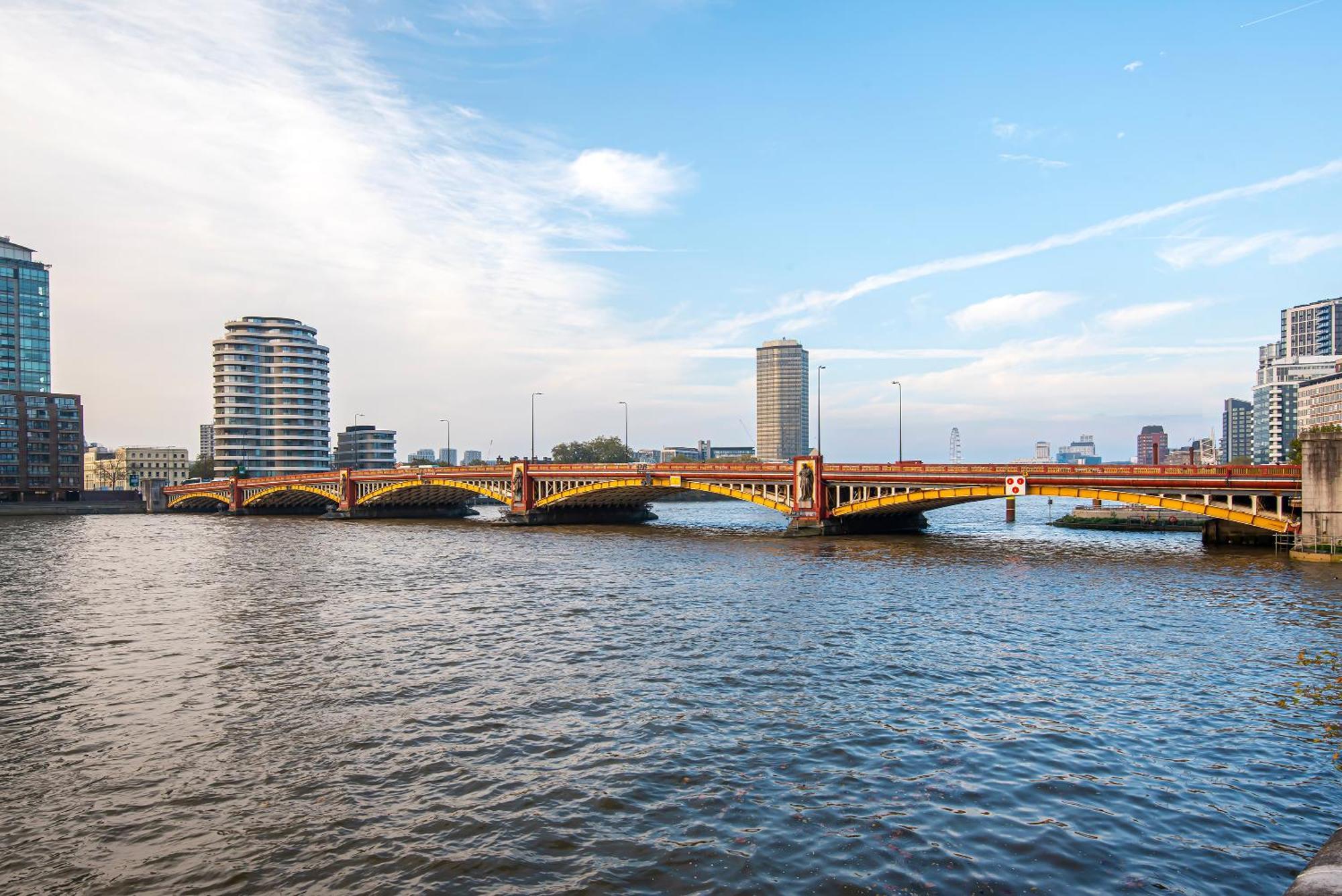 Modern 2 Bedroom 2 Bath With River View Apartment London