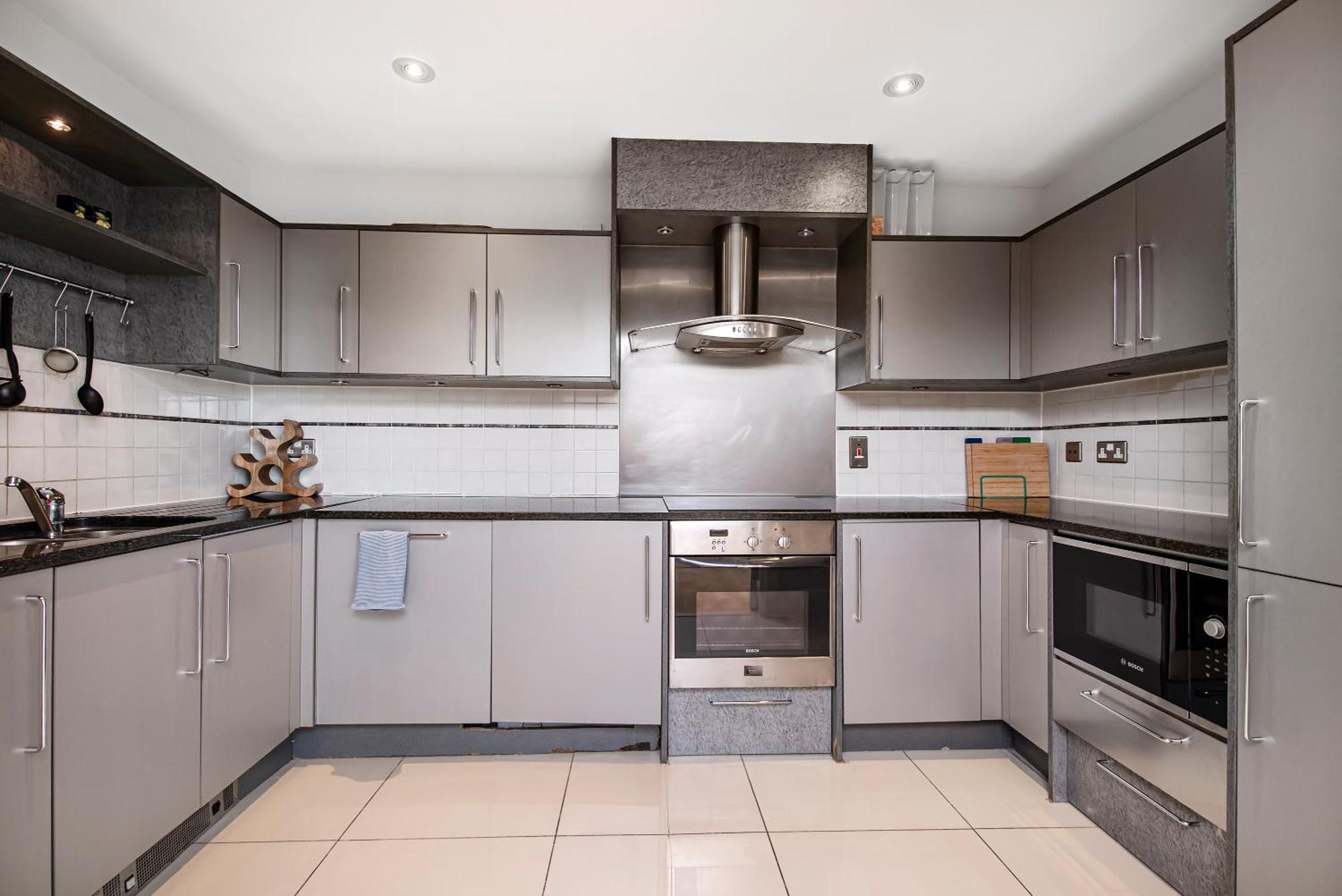 Apartment Modern 2 Bedroom 2 Bath With River View London