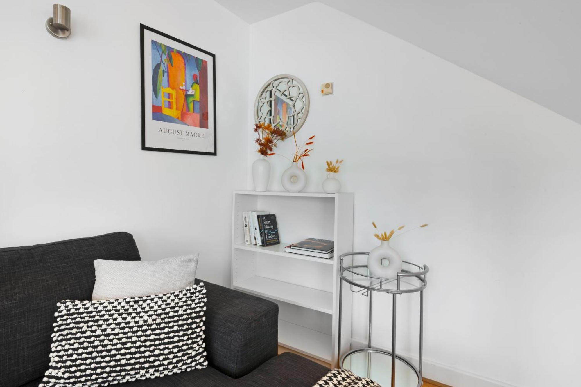 2 Bed Apartment- London- Lift & Balcony London