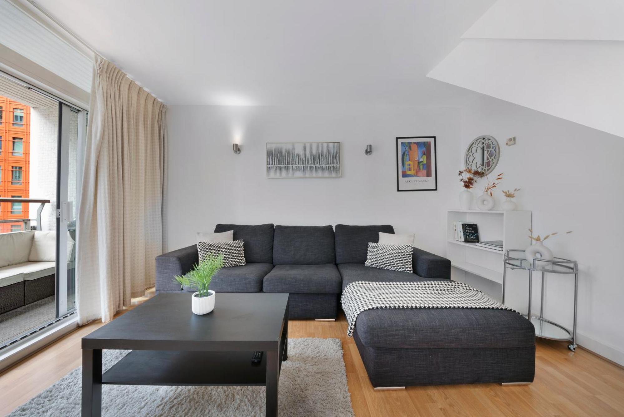 2 Bed Apartment- London- Lift & Balcony London