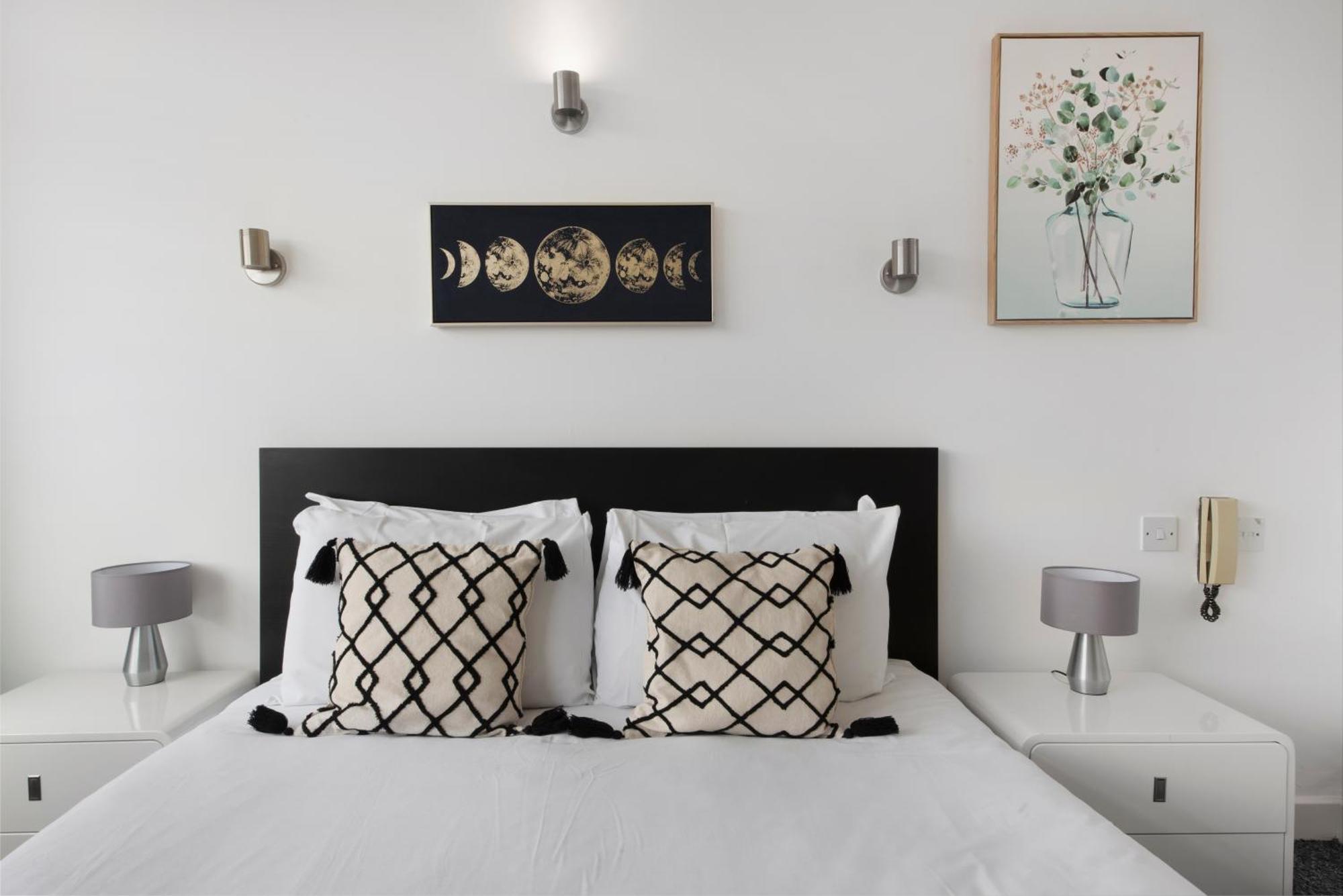 2 Bed Apartment- London- Lift & Balcony