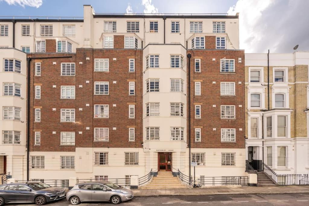 Stylish 2 Bed In Near Hyde Park Apartment