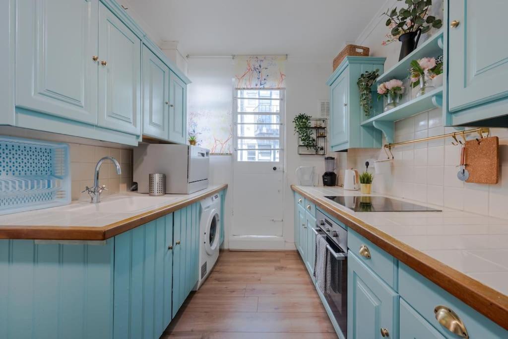 Stylish 2 Bed In Near Hyde Park Apartment