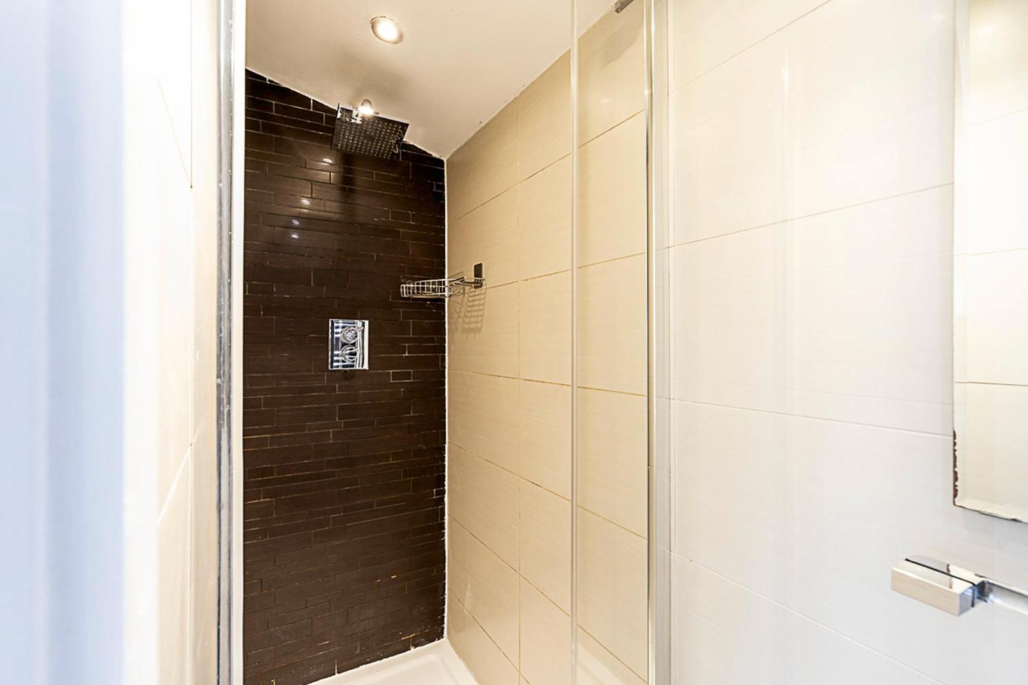 Modern Airy 2-bed Gem In Trendy Stoke Newington Apartment