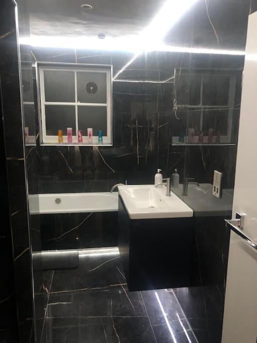 Stylish 2-bedroom Getaway In The Heart Of Chelsea London