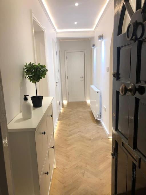 Stylish 2-bedroom Getaway In The Heart Of Chelsea Apartment *
