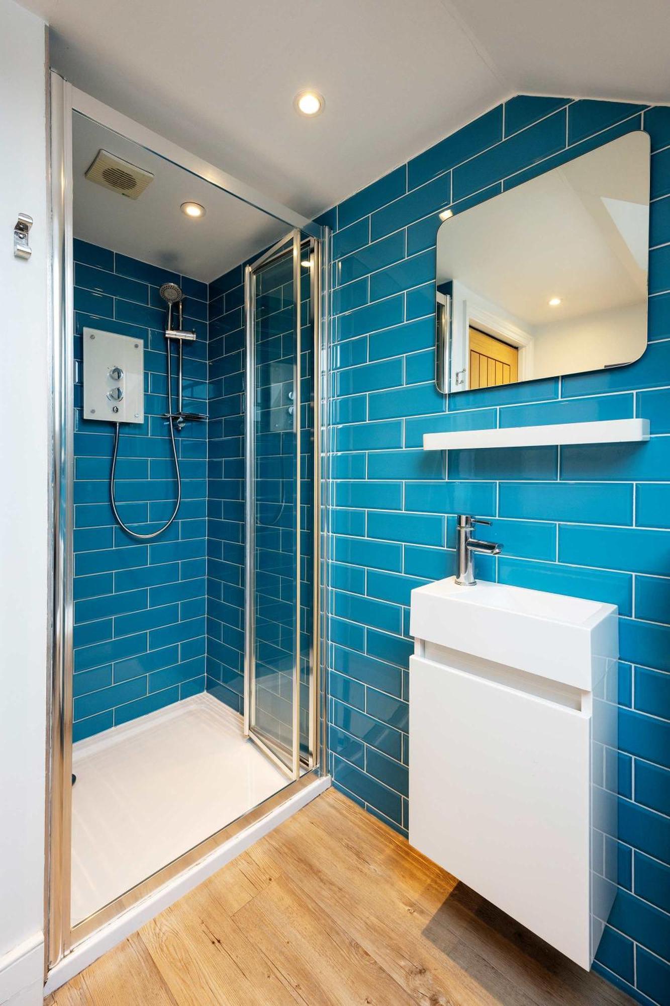Veeve - Tantalising In Teal
