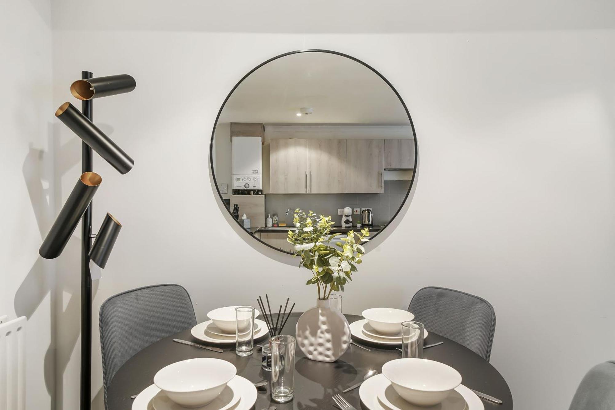 1br & 2br Apts By Livestay Short Lets & Serviced With Free Wifi Apartment *