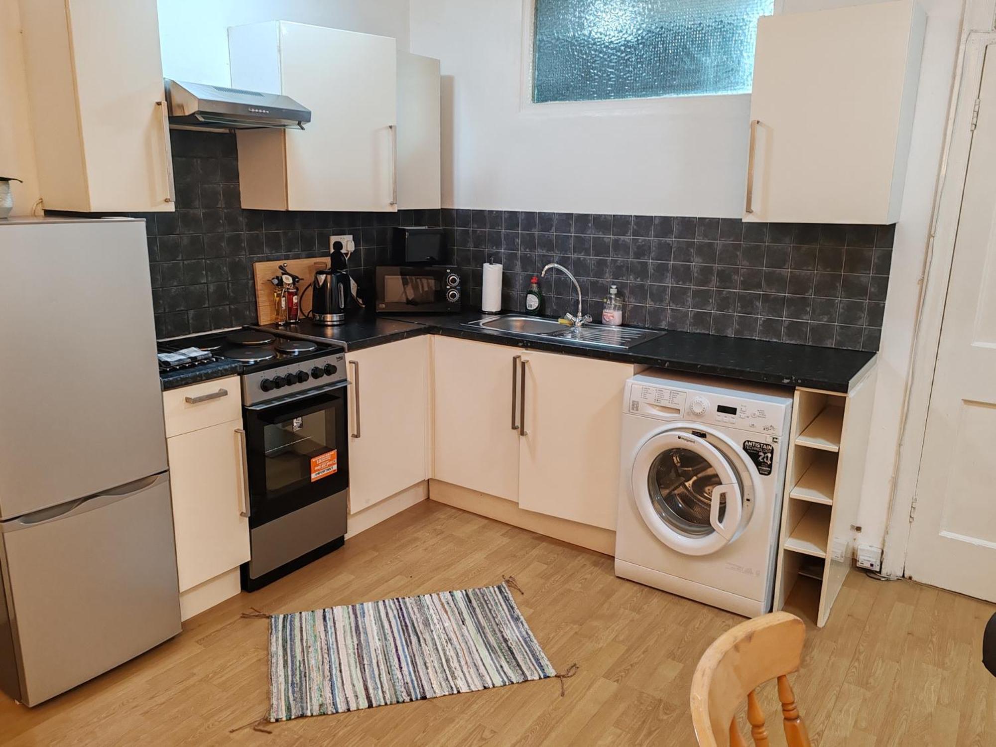 Two Bedroom In Queensway, W2, Londen