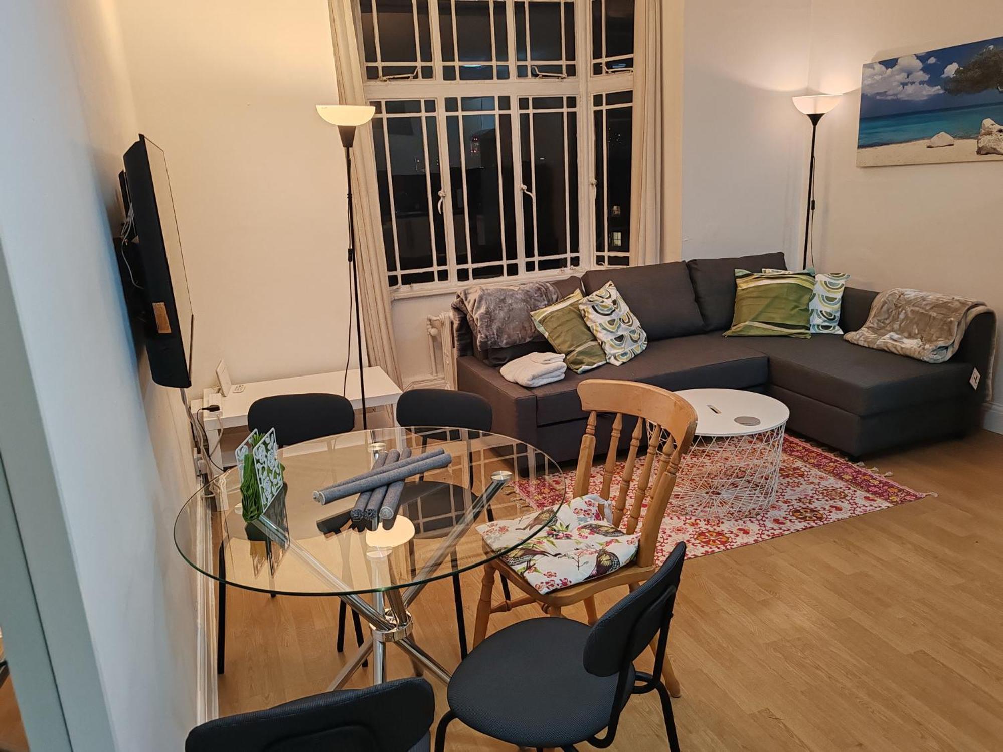 Two Bedroom In Queensway, W2, Londen