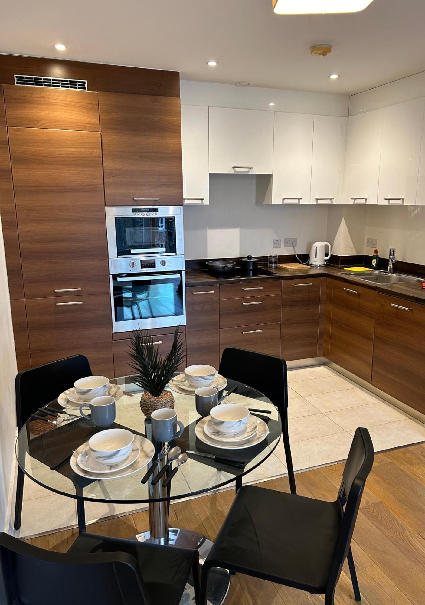 Newly Renovated & Modern 2-br Close To Canary Wharf Apartment