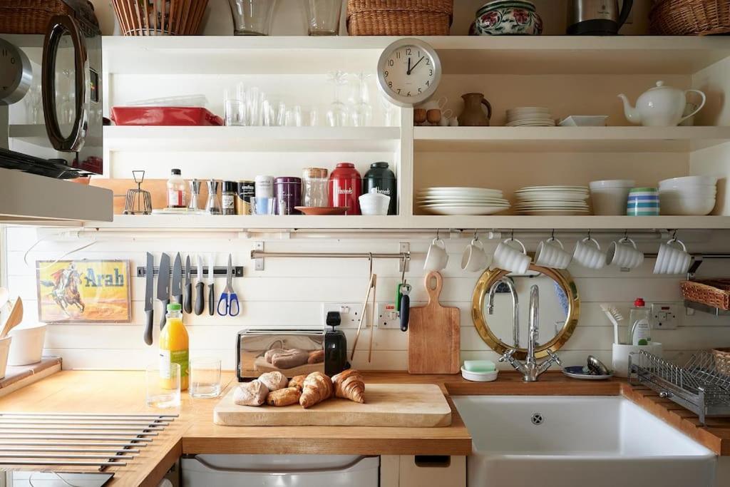 A Perfect Treasure Of A In Knightsbridge Apartment *