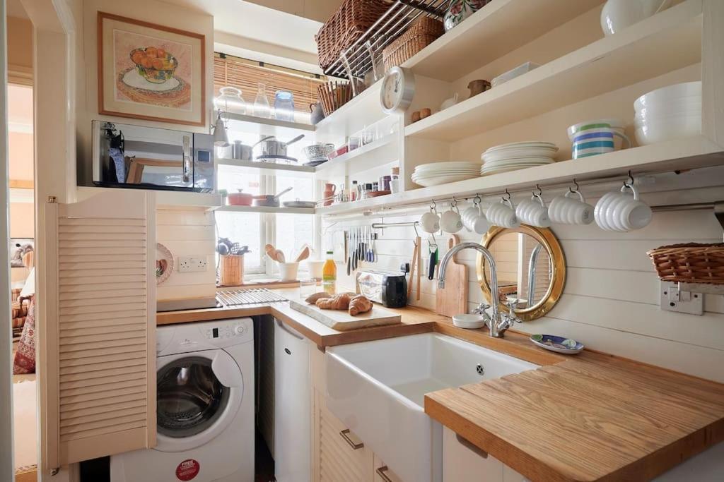 A Perfect Treasure Of A In Knightsbridge Apartment *