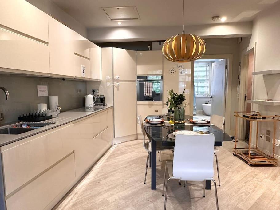Stunning Modern 2-floor House With 3 Ensuite Villa London