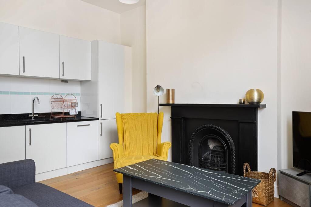 Stylish 1-bed Flat In Prime Kensington Location * London