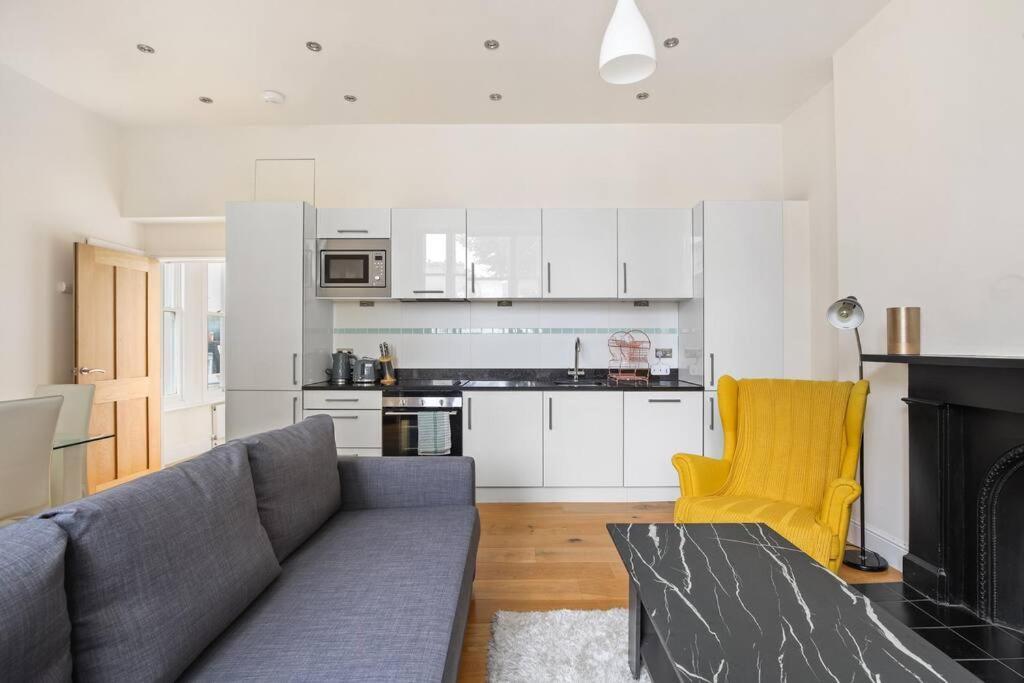 Stylish 1-bed Flat In Prime Kensington Location * London