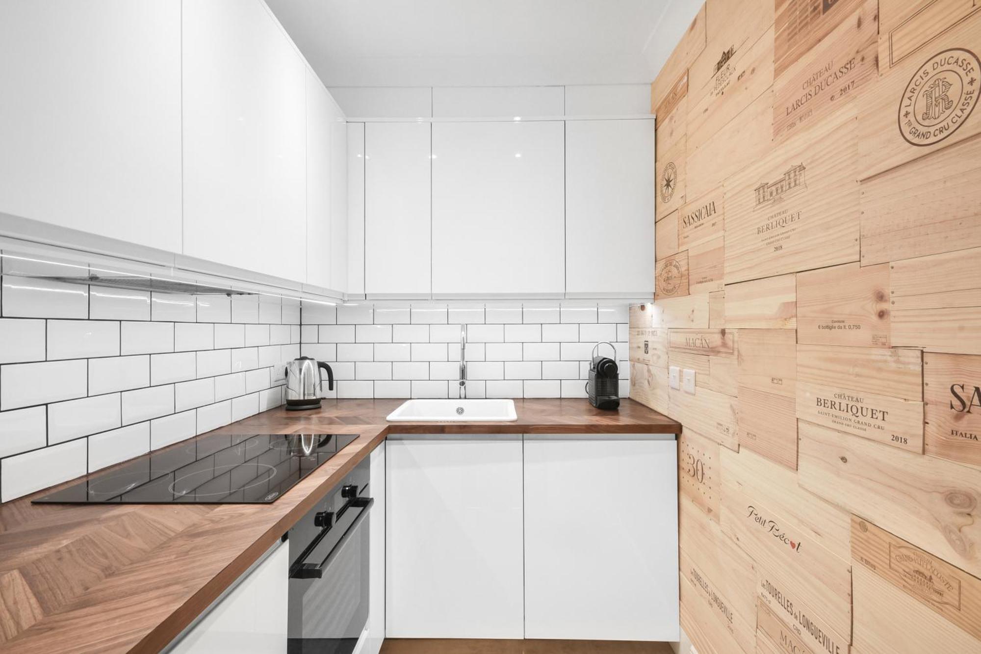 Lovely Large 1 Bed Renovated Flat W Balcony & 600mb Wifi Apartment *