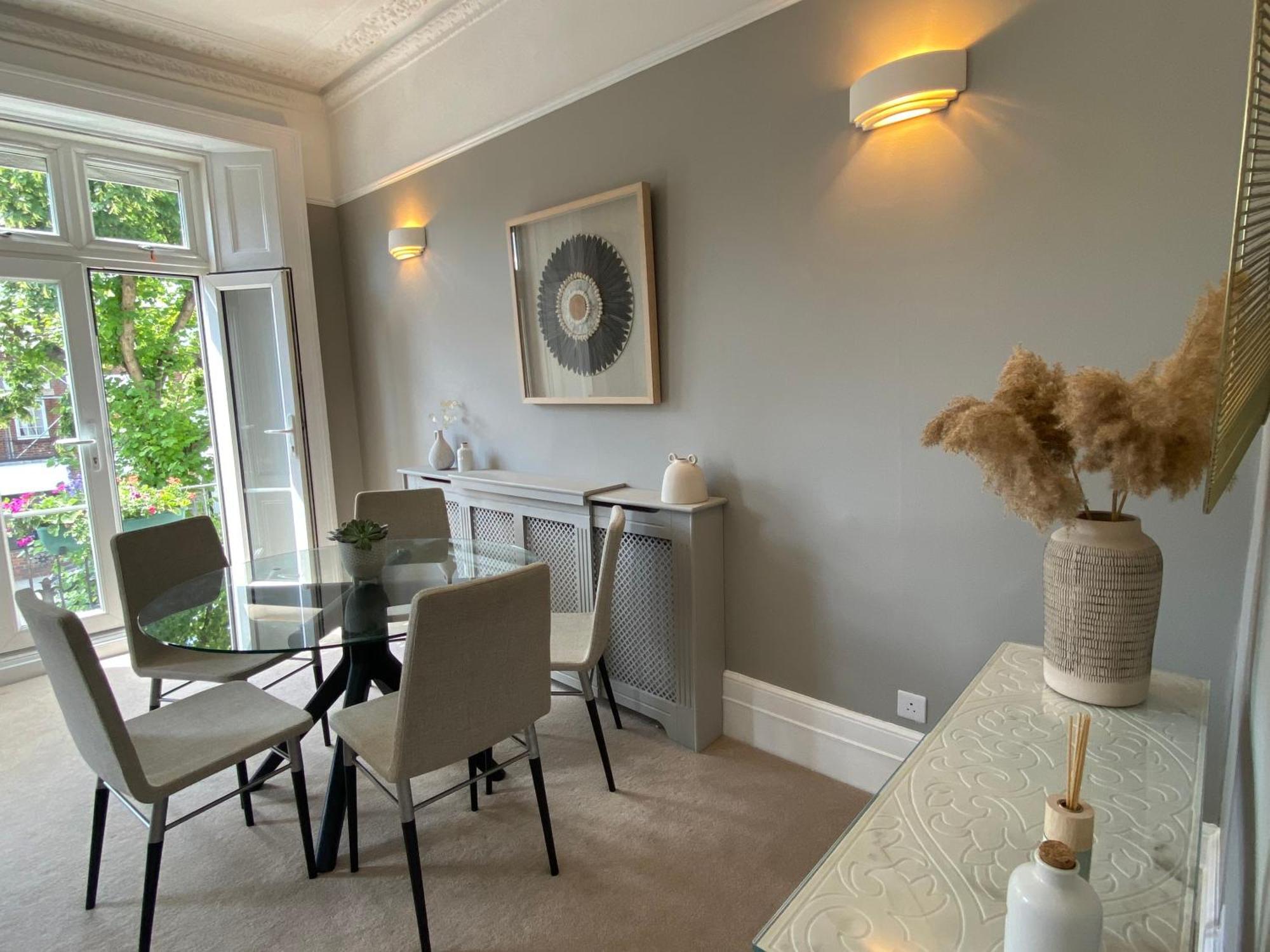 Lovely Large 1 Bed Renovated Flat W Balcony & 600mb Wifi Apartment *