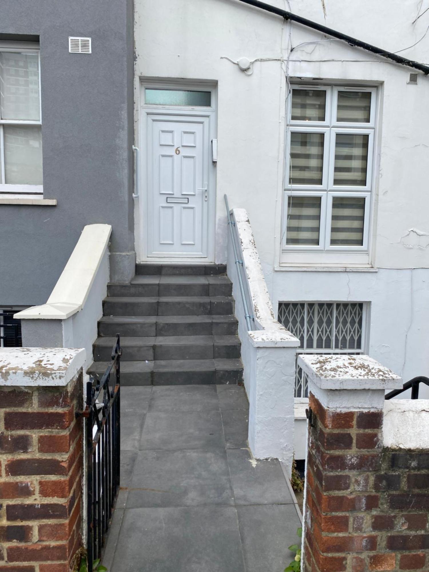 Apartment Flat Next To Westfield Shopping Centre *