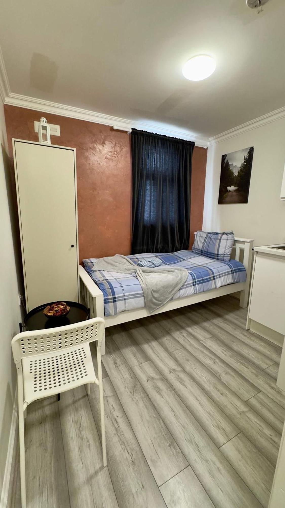 Acton High Street 6 Apartment