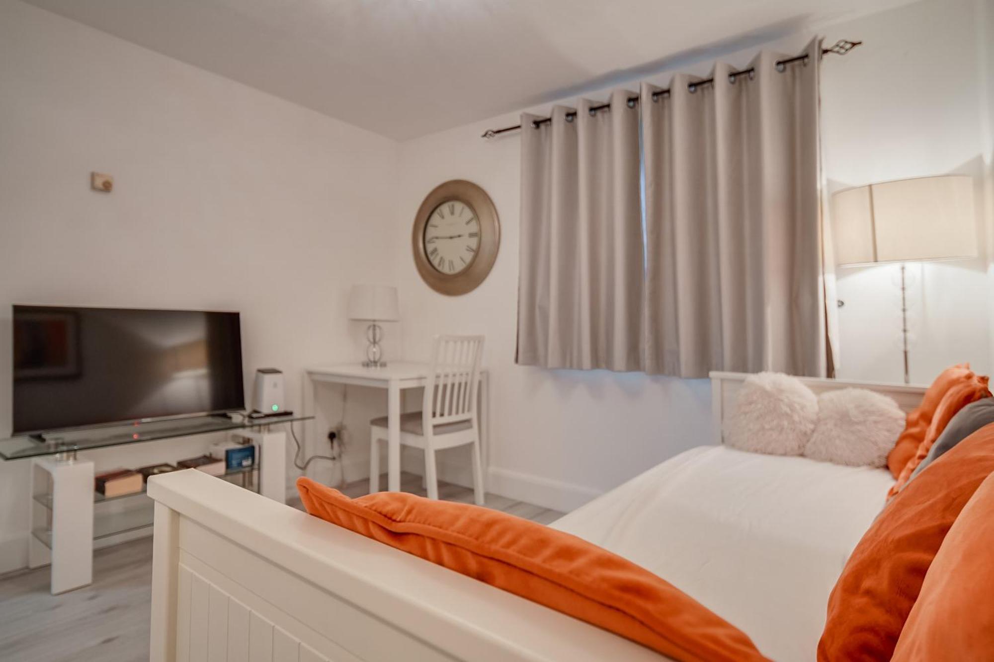 Apartment Lara's Place In Canada Water - 1 Double Bed, 1 Sofa Bed