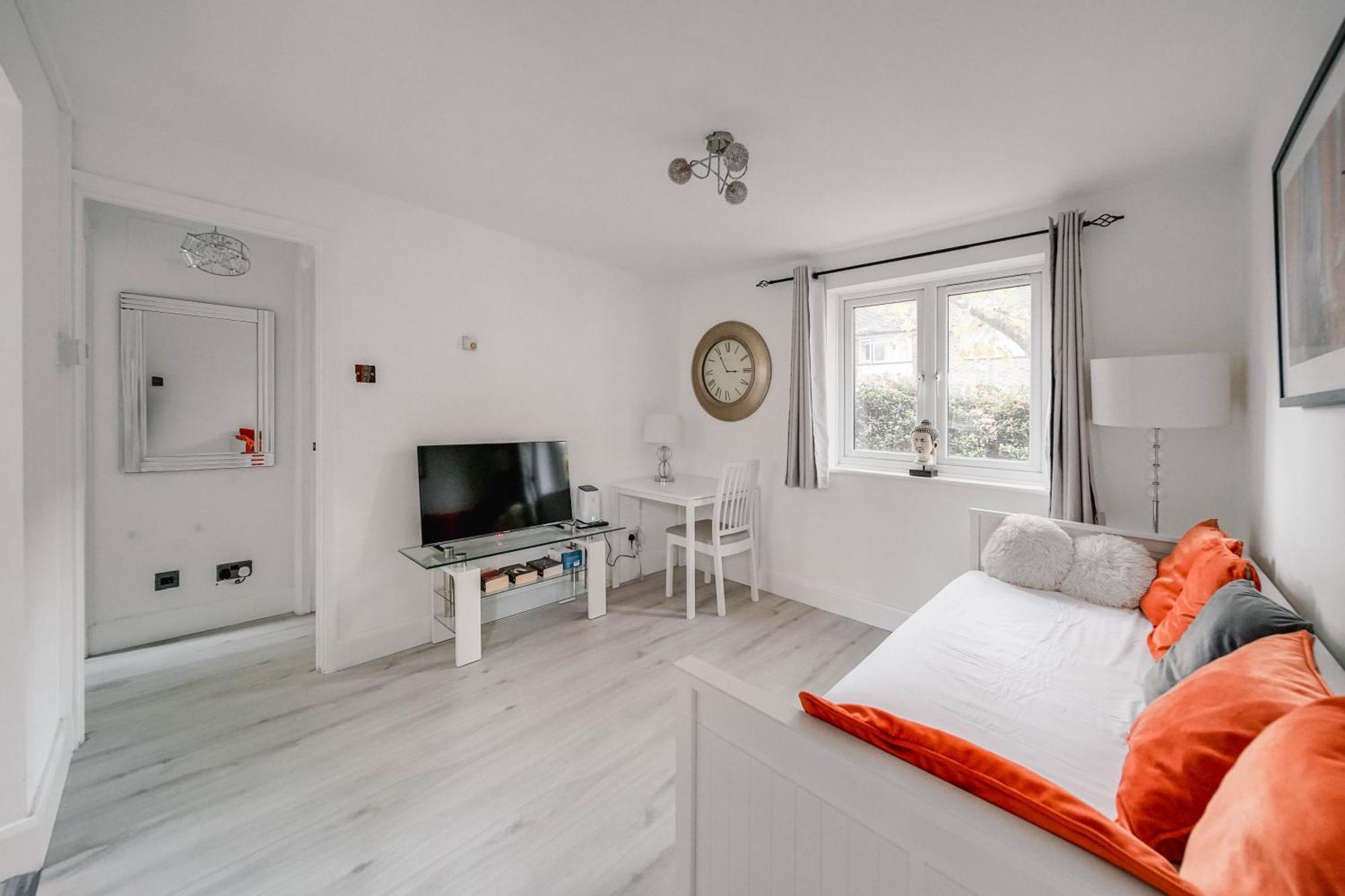 Lara's Place In Canada Water - 1 Double Bed, 1 Sofa Bed *