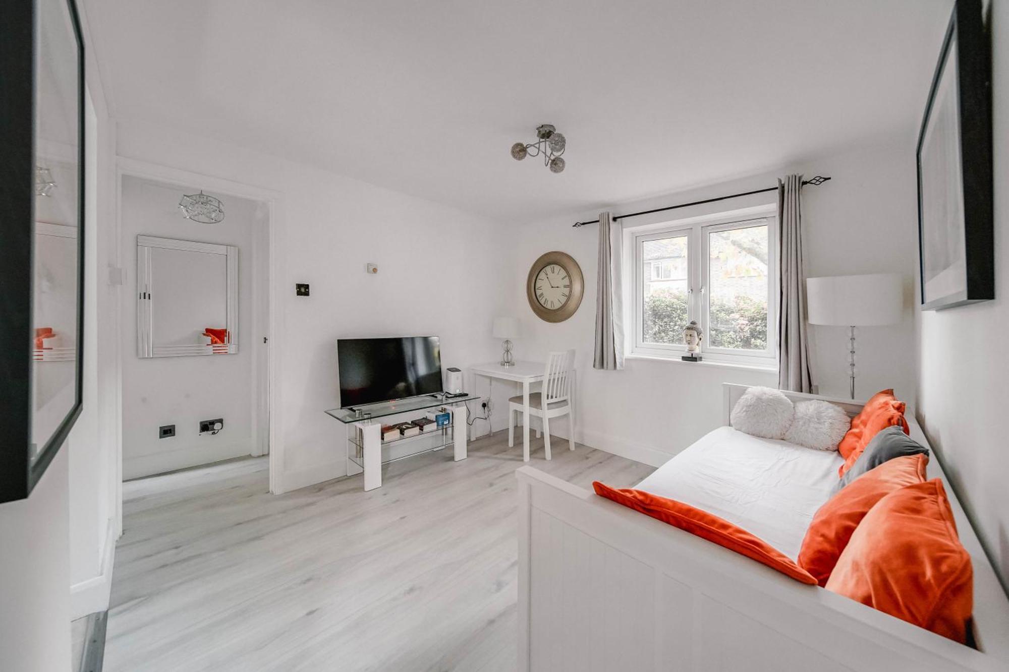 Apartment Lara's Place In Canada Water - 1 Double Bed, 1 Sofa Bed London