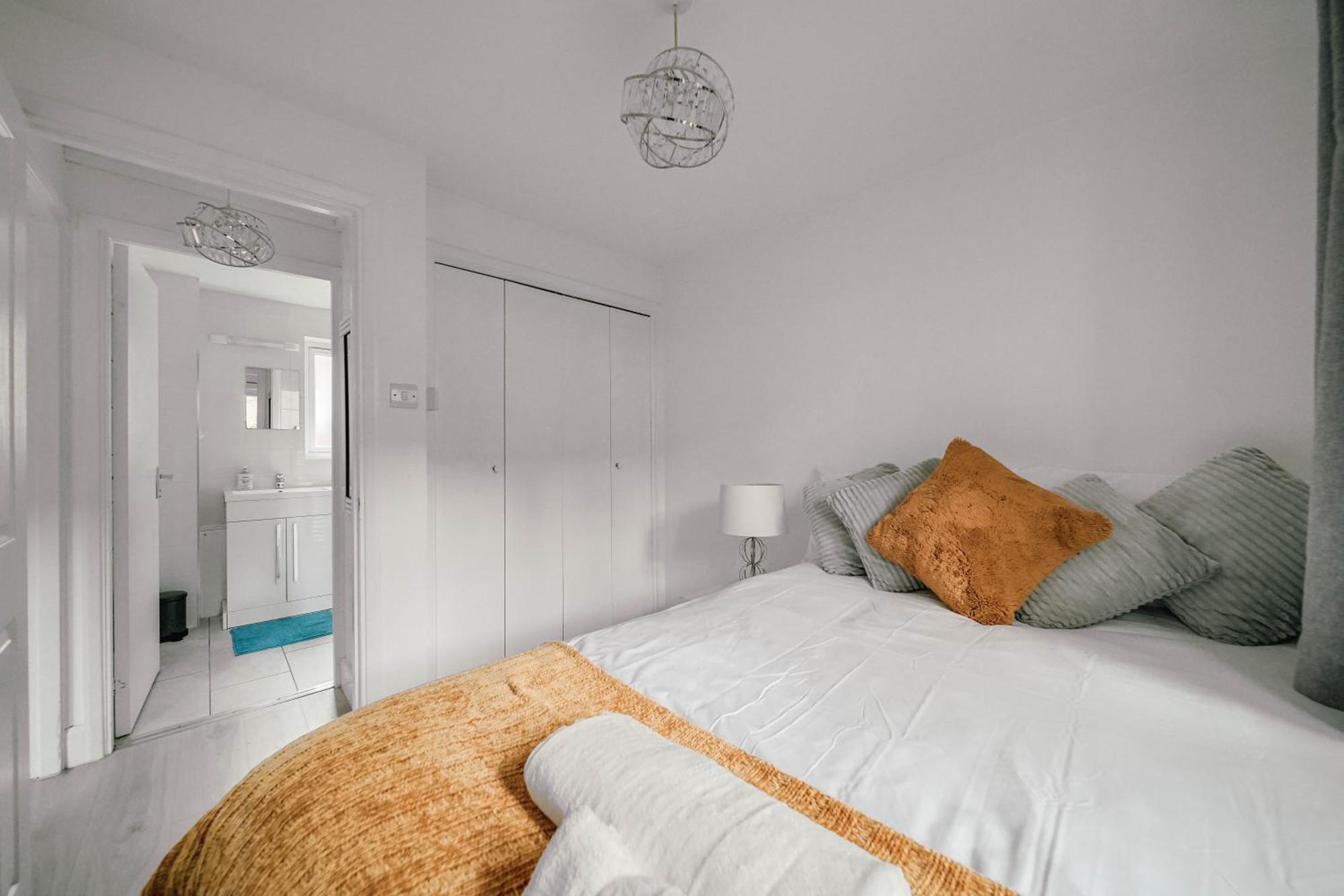 Lara's Place In Canada Water - 1 Double Bed, 1 Sofa Bed London