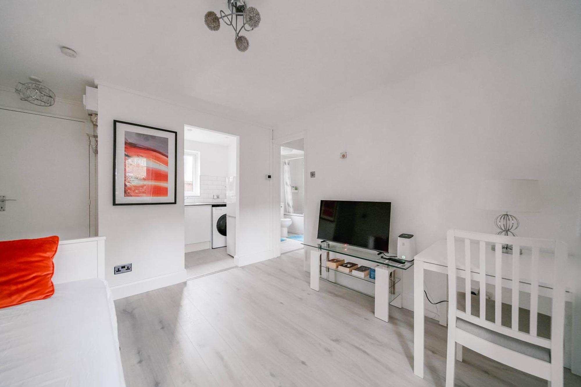 Lara's Place In Canada Water - 1 Double Bed, 1 Sofa Bed London