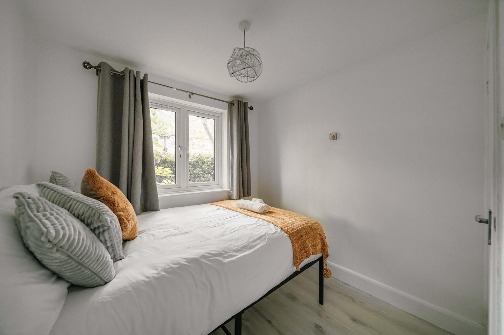 Lara's Place In Canada Water - 1 Double Bed, 1 Sofa Bed London