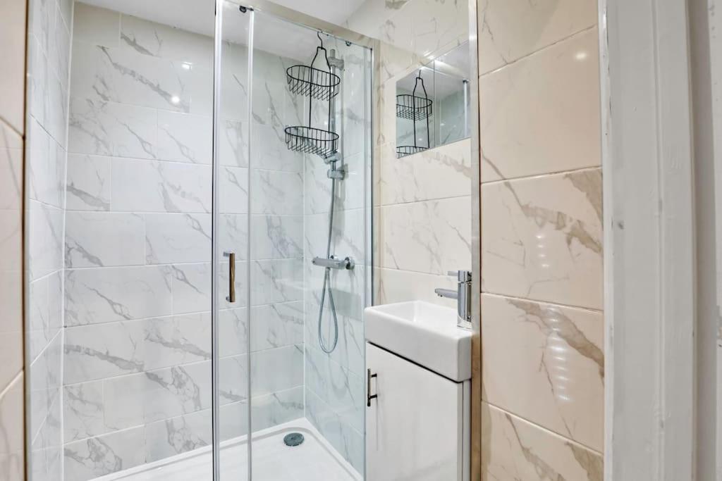 Stylish Camden Flat With Private Garden And Parking * Londen