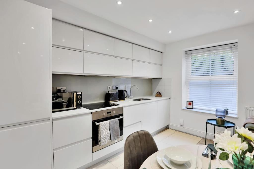 Stylish Camden Flat With Private Garden And Parking Londen