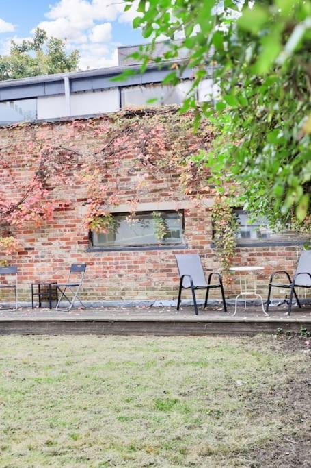 Stylish Camden Flat With Private Garden And Parking Londen