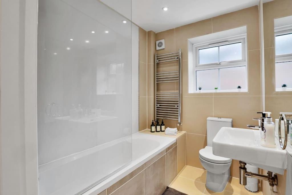 Stylish Camden Flat With Private Garden And Parking * London