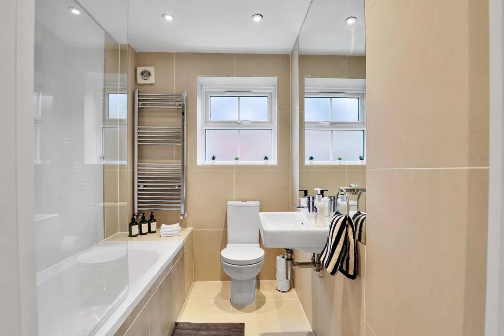 Stylish Camden Flat With Private Garden And Parking Apartment London