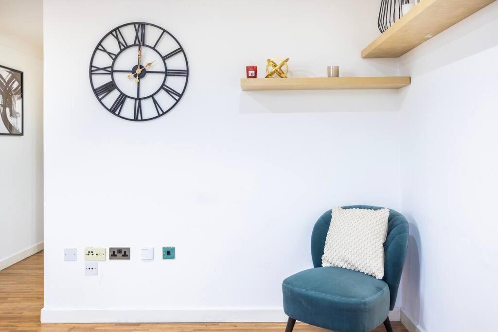 Stylish 2 Bedroom Haven By Liverpool Street Apartment *